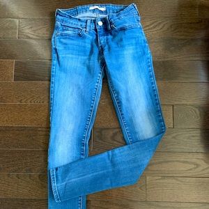 Levi’s Jean 711 Skinny 
Size: 24